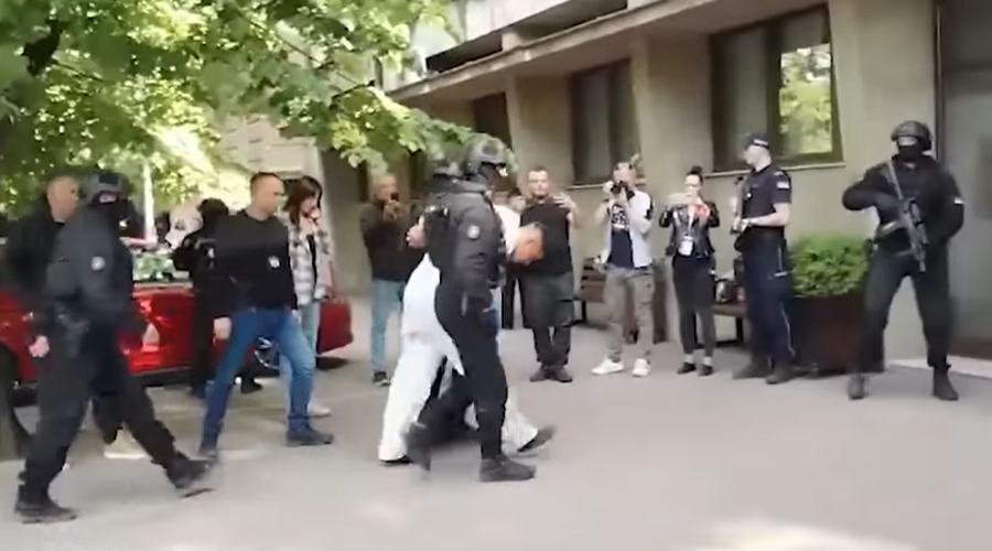 Morilca iz Mladenovca privedli na policijsko postajo, poglejte, v kaj je bil obut (VIDEO) (foto: Youtube/posnetek zaslona)
