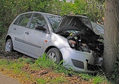 V hudi prometni nesreči umrl 17-letni voznik