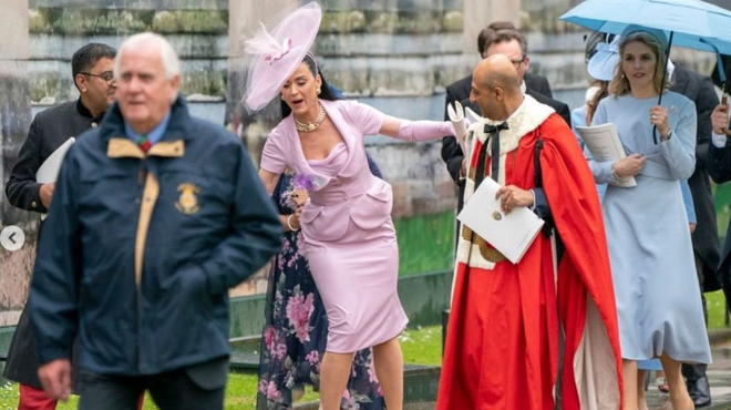 Zelo neroden posnetek Katy Perry s kronanja je že spletna uspešnica (foto: Instagram/leakattycat)