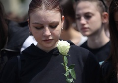 Prizori, ki parajo srce: v Srbiji pokopali prve žrtve strelskih napadov