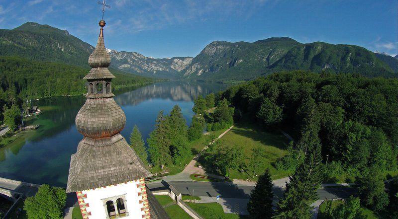 Bohinjsko jezero je veliko večje in je ob njem vedno mogoče najti prijeten kotiček za sprostitev in občudovanje narave v samoti, pravijo turisti.