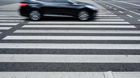 Jih je želel ubiti? Z veliko hitrostjo zapeljal v tri peške