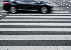 Jih je želel ubiti? Z veliko hitrostjo zapeljal v tri peške