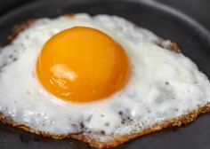 Največja napaka, ki jo delamo pri cvrtju jajc (vaš zajtrk bo odslej še slajši)