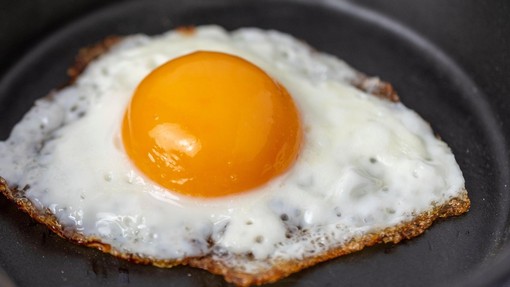 Največja napaka, ki jo delamo pri cvrtju jajc (vaš zajtrk bo odslej še slajši)