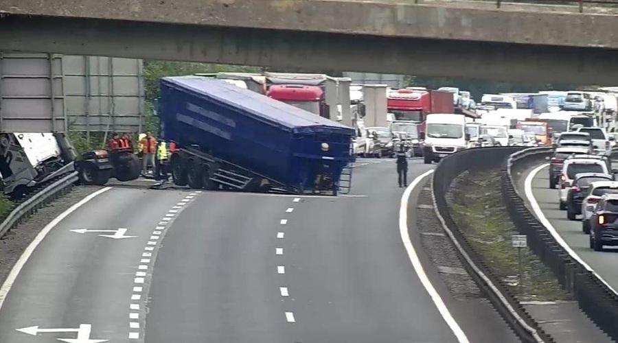 Kaos na slovenskih cestah: zaprti tako primorska avtocesta kot tudi vipavska hitra cesta (poglejte, kaj se dogaja) (foto: Promet.si)
