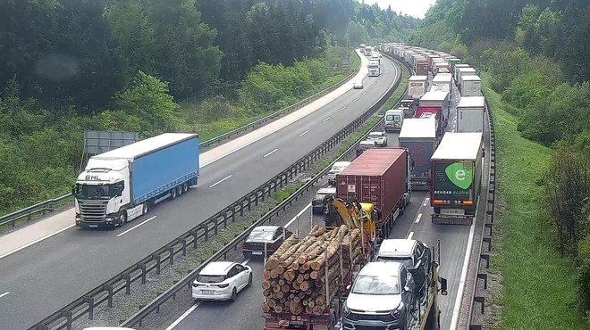 Tovornjakarji prekršili predpise in na primorski avtocesti povzročili kolaps (FOTO) (foto: Promet.si)