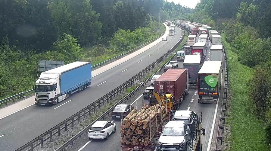 Tovornjakarji prekršili predpise in na primorski avtocesti povzročili kolaps (FOTO) (foto: Promet.si)