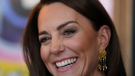 FOTO: Kate Middleton v oblačilih, ki bi ji jih zavidala vsaka (poglejte, koliko je odštela za kreacijo)