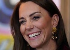 FOTO: Kate Middleton v oblačilih, ki bi ji jih zavidala vsaka (poglejte, koliko je odštela za kreacijo)