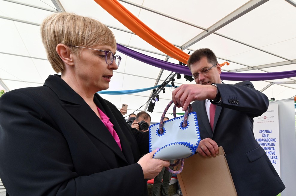 Trajnostna torbica slovenske organizacije Smetumet, narejena iz odpadnih materialov. (foto: Žiga Živulovič jr./Bobo)