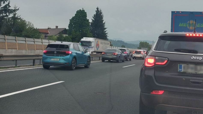 Prometna nesreča povzročila pravo zmedo na cesti: mnogi bodo zamudili v službo (foto: Uredništvo)