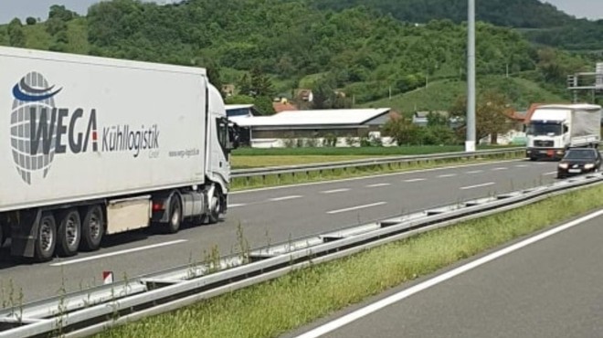 Nočna mora na avtocesti: voznik tovornjaka drvel v napačno smer (foto: Facebook/Policija zaustavlja-Krapinsko zagorska županija)