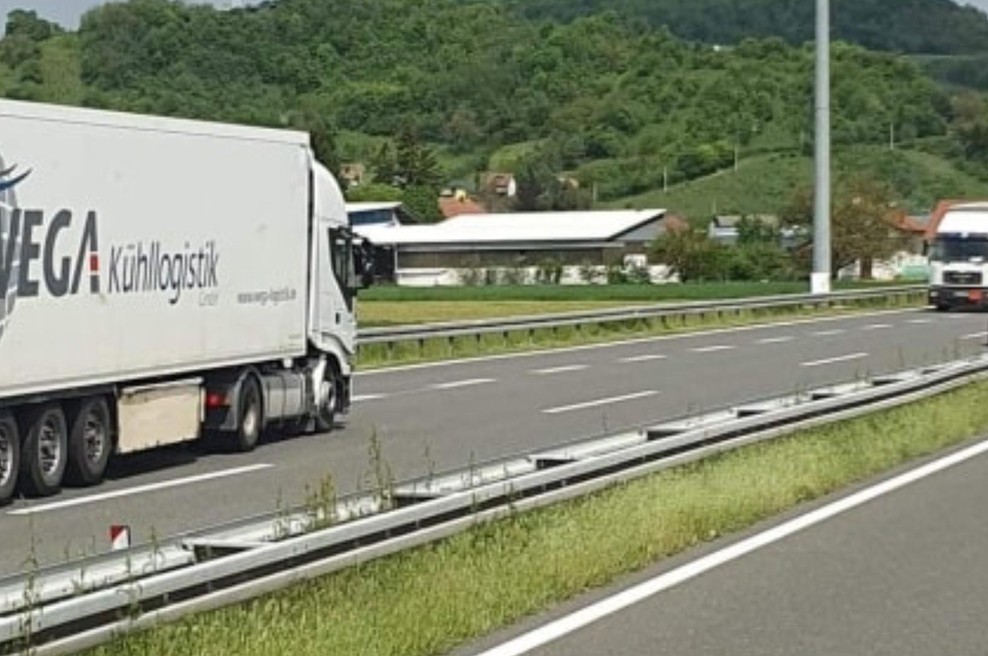 Nočna mora na avtocesti: voznik tovornjaka drvel v napačno smer (foto: Facebook/Policija zaustavlja-Krapinsko zagorska županija)