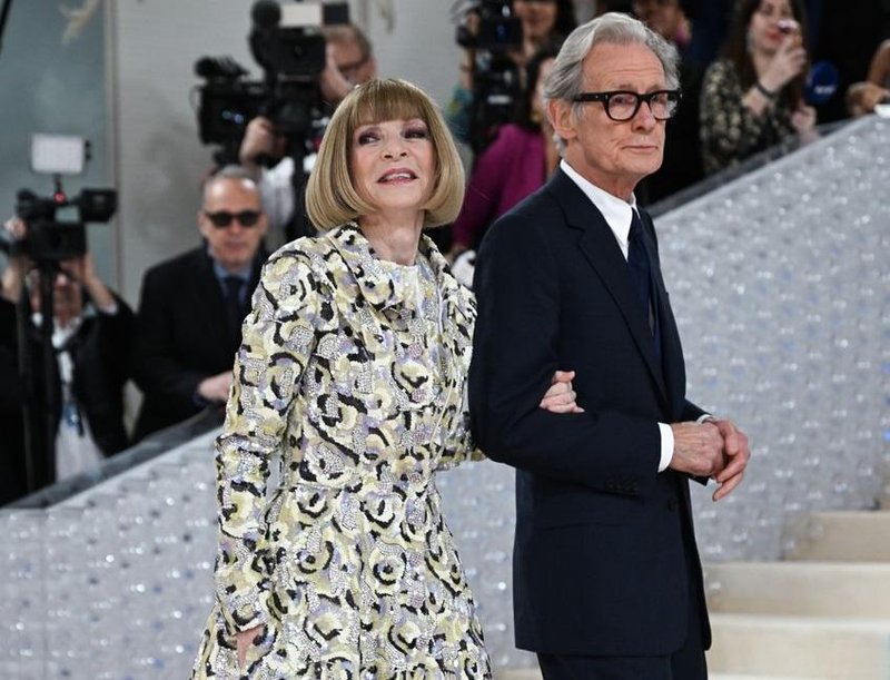 Wintourjeva je za to priložnost nosila Chanelov plašč, s katerim se je poklonila pokojnemu glavnemu oblikovalcu modne hiše, Karlu Lagerfeldu.