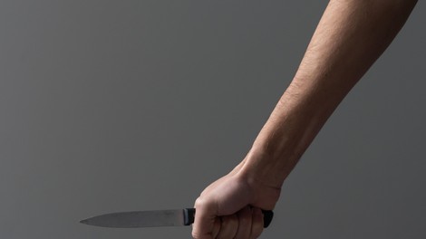 Kako bizarno: ker je moškega v kratkih hlačah čudno pogledal, ga je ta zabodel
