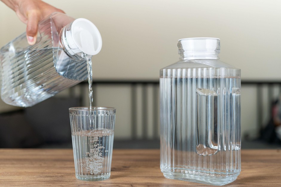 1. Popijte tri polne kozarce vode Pol ure do uro pred spanjem popijte tri polne kozarce vode. Tako se boste …