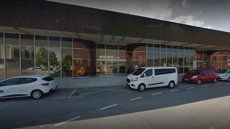 Drama na koprski železniški postaji: v sanitarijah opletal z nožem