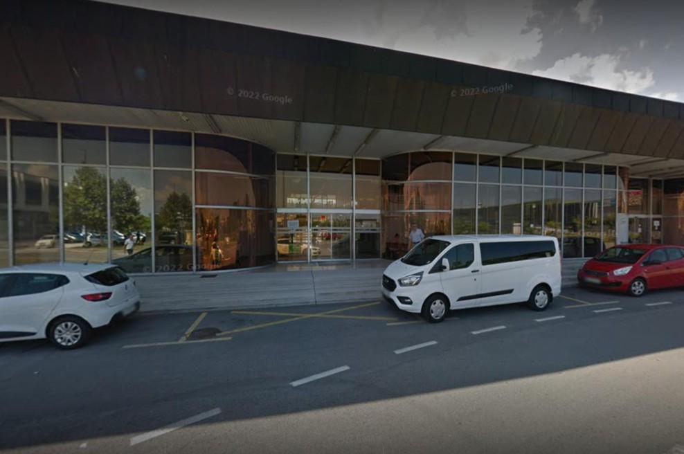 Drama na koprski železniški postaji: v sanitarijah opletal z nožem (foto: Google Maps)