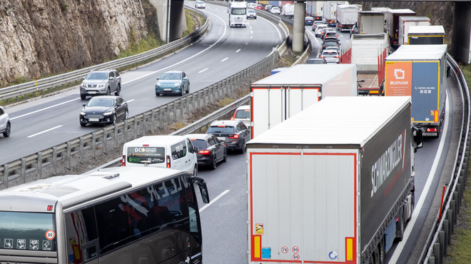 Gneča na slovenskih cestah: preverite, kje je najhuje (foto: Valter Leban/Bobo)