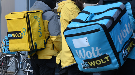 Šokantna resnica o dostavi hrane: prednostna dostava je prevara, bolj "obupani" dostavljavci pa so plačani manj