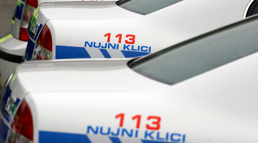 Ljutomerski policisti iščejo voznika, ki je na prehodu za pešce trčil v dva otroka in pobegnil (foto: Bor Slana/Bobo)