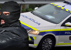 Zakrinkana neznanca med poskusom ropa SKB banke napadla občana (znane prve podrobnosti)