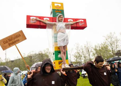 Slovenski študentje s posnemanjem verskih simbolov razburili vernike: je bilo njihovo ravnanje neprimerno?