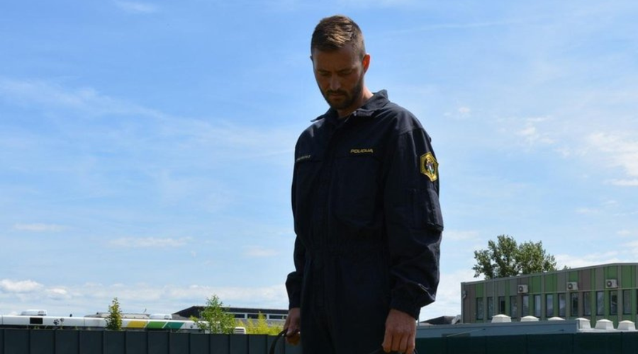 Slovenska policija delila prikupen posnetek, ki dokazuje, da je policijski pes tudi prijatelj (foto: Facebook/Slovenska policija)