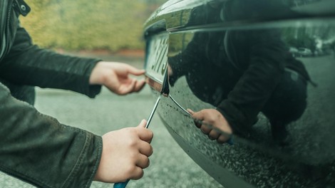 Ukradli so ji registrsko tablico, posledično je ostala tudi brez vinjete: DARS ji je obrnil hrbet (denarja za vinjeto ji nočejo povrniti)