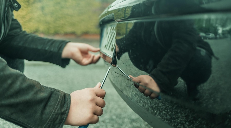 Ukradli so ji registrsko tablico, posledično je ostala tudi brez vinjete: DARS ji je obrnil hrbet (denarja za vinjeto ji nočejo povrniti) (foto: Profimedia)