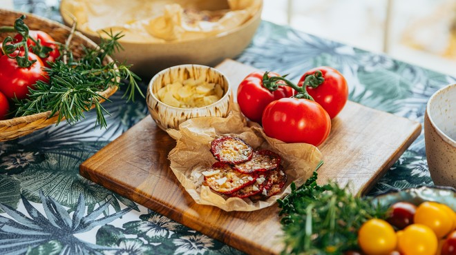 Recept: Nepričakovana, a nadvse okusna izbira! Kaj, če bi iz paradižnika naredili hrustljav čips? (foto: Christian Fluher)