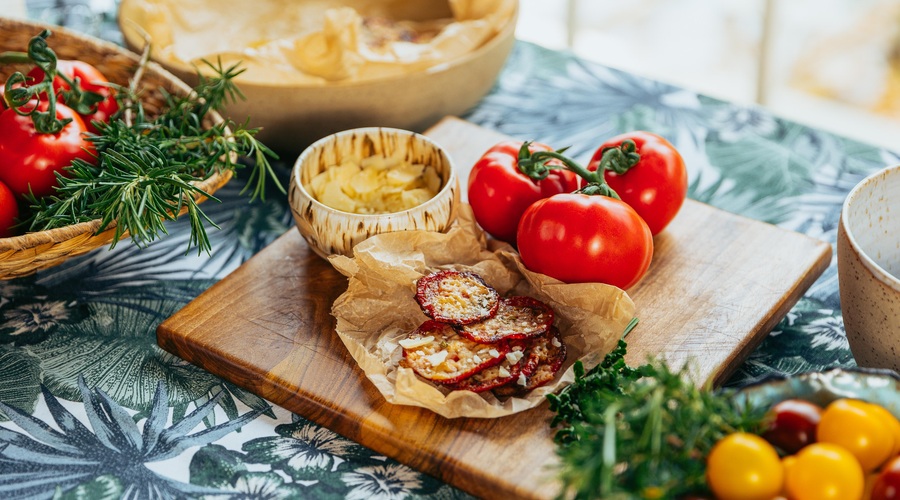 Recept: Nepričakovana, a nadvse okusna izbira! Kaj, če bi iz paradižnika naredili hrustljav čips? (foto: Christian Fluher)