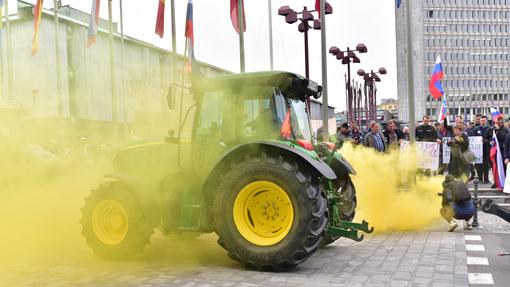 Ljubljano bo preplavila množica jeznih kmetov s traktorji, pričakovani so zastoji: kaj o tem pravi policija?