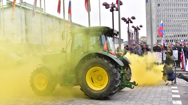 Ljubljano bo preplavila množica jeznih kmetov s traktorji, pričakovani so zastoji: kaj o tem pravi policija? (foto: Igor Kupljenik/Bobo)