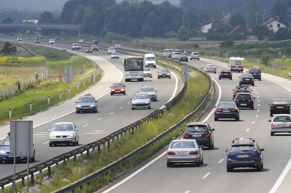 Pozor: močan veter zaprl primorsko avtocesto (foto: Bobo)