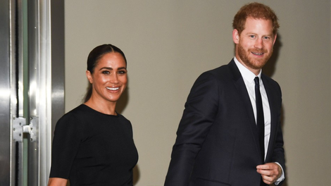 FOTO: Meghan Markle osvajala v pregrešno dragi zlati obleki (ni bila prav poceni)