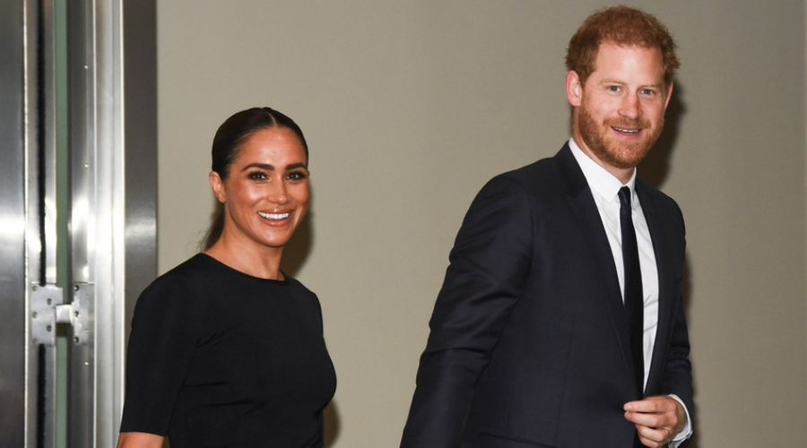 FOTO: Meghan Markle osvajala v pregrešno dragi zlati obleki (ni bila prav poceni) (foto: Profimedia)