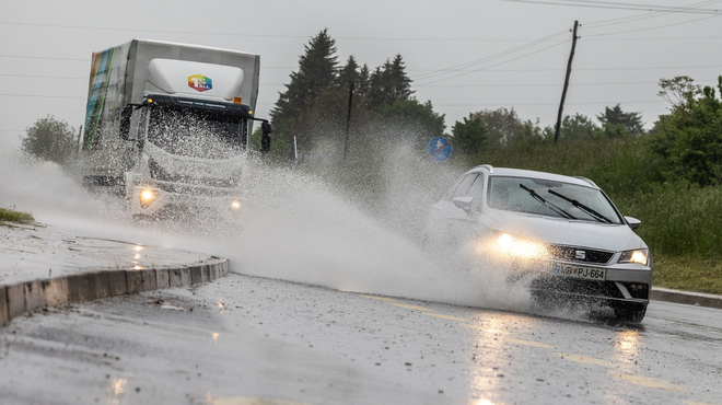 Velikih preglavic zaradi obilnega deževja še ni konec: po Sloveniji številni plazovi, voda zalivala ceste (foto: Jure Banfi/Bobo)