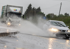 Velikih preglavic zaradi obilnega deževja še ni konec: po Sloveniji številni plazovi, voda zalivala ceste