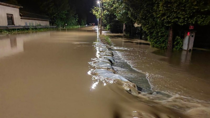 Te dni se pričakujejo tudi poplave.