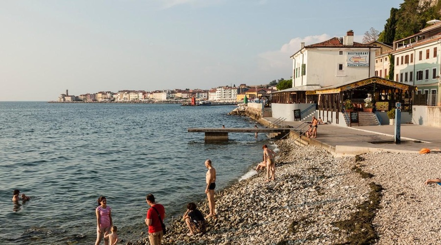 Zadrževanje na priljubljenem območju v okolici Pirana odslej prepovedano (dovoljeno ni niti kopanje ali sončenje) (foto: Profimedia)