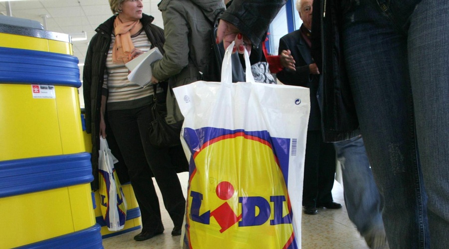 Dolge vrste pred trgovinami Lidl, vsi si želijo le eno stvar (a te nikjer več ni na zalogi) (foto: Srdjan Zivulovic/Bobo)