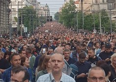 VIDEO: V Beogradu največji protest doslej (zahtevajo odstop Vučića)