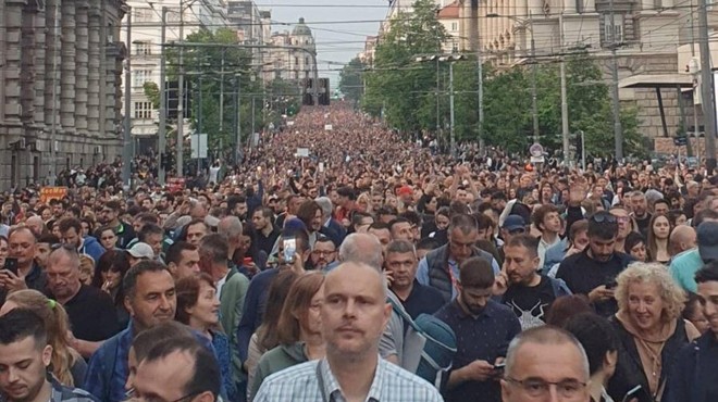 VIDEO: V Beogradu največji protest doslej (zahtevajo odstop Vučića) (foto: Twitter/KRIKrs)