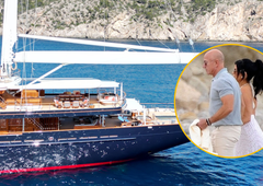 FOTO: Pol milijarde evrov vredno jadrnico slavnega bogataša po novem krasi prsata skulptura (poglejte, koga predstavlja)