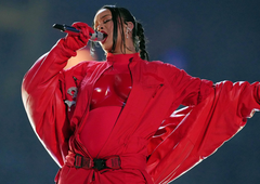 Rihanna osupnila s skoraj golimi nosečniškimi fotografijami (poglejte, kako dobro je videti)