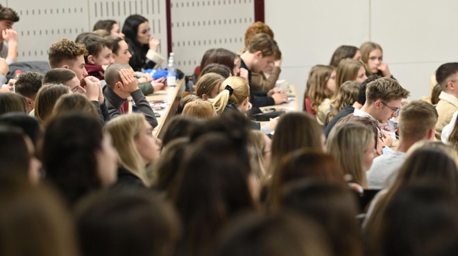 Študentje podpisujejo peticijo: pozivajo vlado, naj izboljša obstoječi sistem (foto: Žiga Živulović j.r./Bobo)