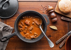 Meso v golažu se bo čisto zmehčalo, če dodate to (nepričakovano) sestavino, ki jo vsakdo ima v shrambi: okus ne bo nič drugačen