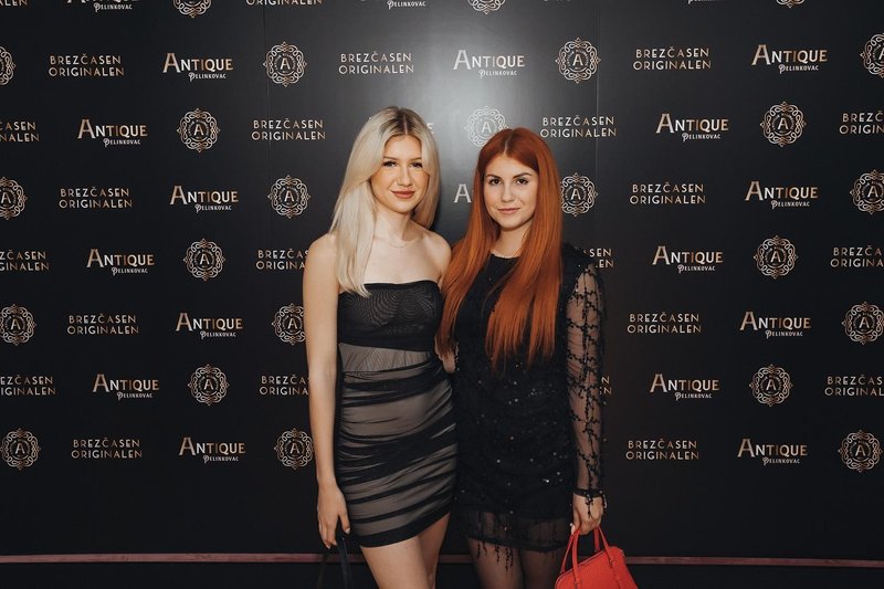 Hana Ševič in Eva Luna Mlakar, ki se je poslovila od svojih svetlih las.